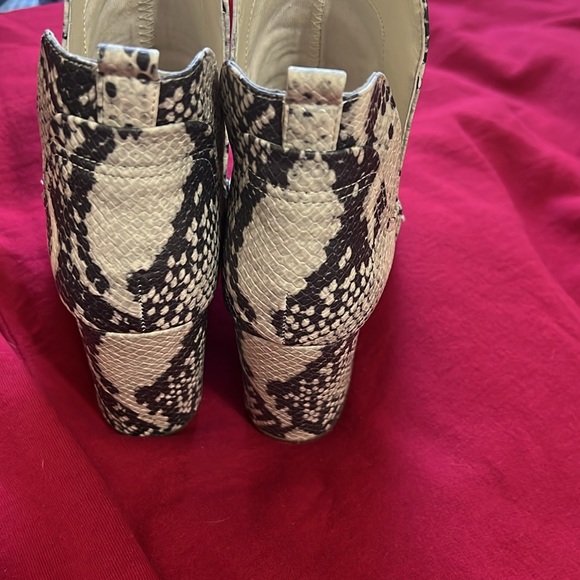 STEVE MADDEN Size 6 Narrate Pull on Boots Snake design - Picture 5 of 11